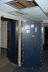 <p>De zware kluissdeur van de kluis (fabrikaat Lips - Dordrecht) in het souterrain. </p>

